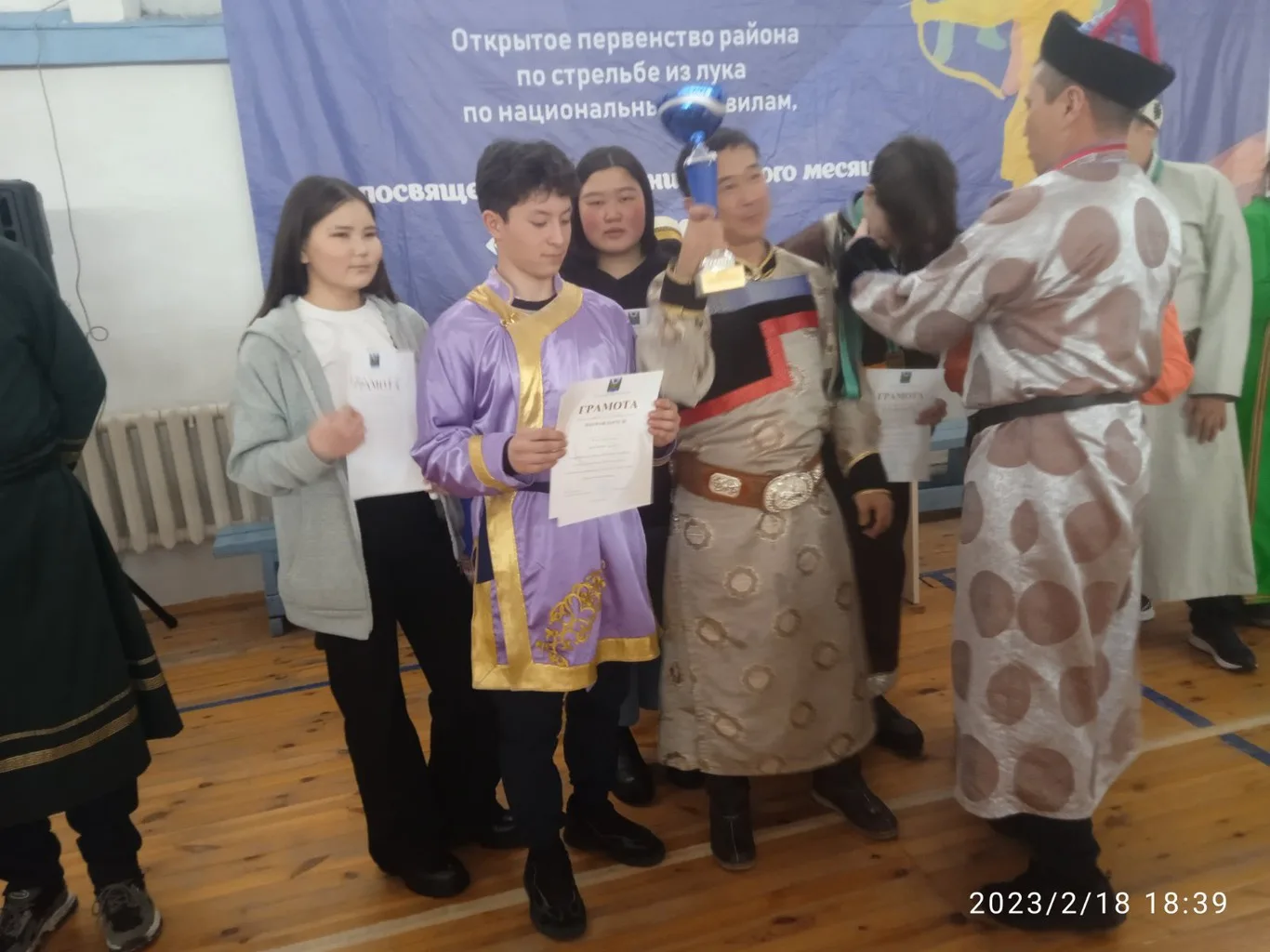 Сборная команда Аларского района завоевала кубок на турнире в Осе по стрельбе из бурятского лука.